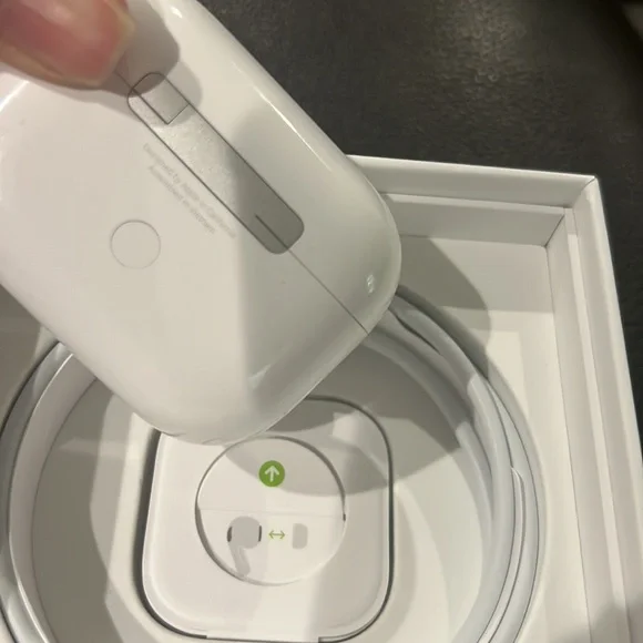 AirPods Pro MagSafe charging case used like new - Picture 2 of 2